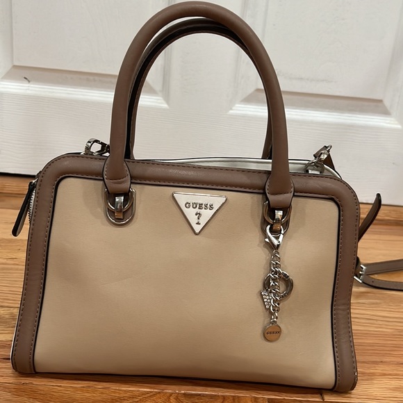 Guess ORIGINAL- FAUX-LEATHER SATCHEL GUESS BAG NGN 25000 immaculately EUC 💯🔥🔥 - Picture 10 of 15